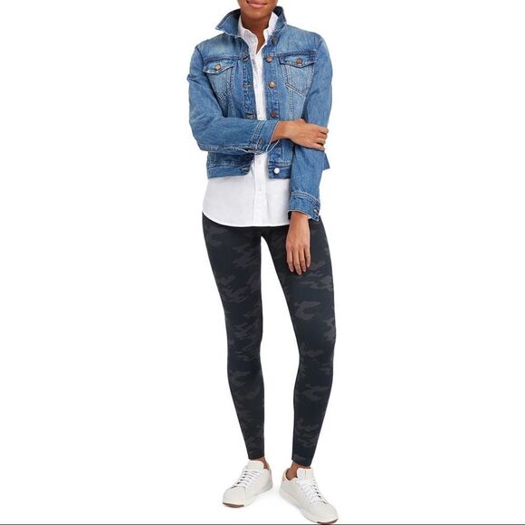 ✨ Look At Me Now Leggings in Black Camo
SPANX✨ - Picture 2 of 10